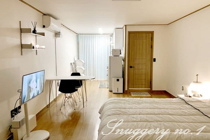 Yongni-dangil Studio — 5min from Sinyongsan, Free Fried Chicken on Arrival